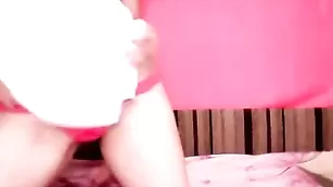 Симпатичная шмара Blonda777vip трахает бритую пизденку