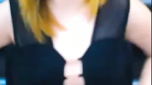 Совершенная AlexandraQQ массирует сосочки пальчиками