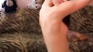 Привлекательная Kapriska ласкает бритые дырочки