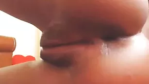 Стройная телочка демонстрирует аппетитную попку SweetLorette