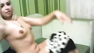 Изящная блондиночка lerius массирует сисечки