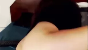 Шикарная модель Chrissy 000 ласкает бритую киску