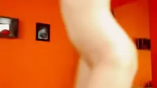 Рыжая соска трахает киску и кончает