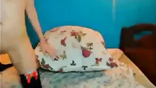 Пикантная малолетка Valeri20 теребит бритую киску