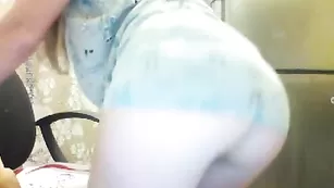 Жопастая киска kiss112 дразнит бритой писькой