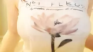 Рыжая путана NataliaGrey мастурбирует киску в ванной