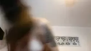 Пышногрудая стерва Titslatina78 трахает бритые щелки