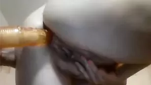 Пышногрудая стерва Titslatina78 трахает бритые щелки