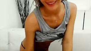 Пылкая сучка Charline4u вертит упругой попкой