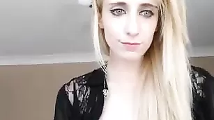 Белокурая самка sammiecee дрочит пизду