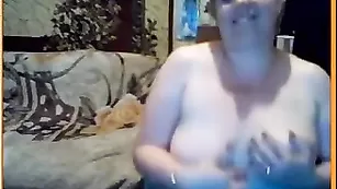 Русская шлюха Оксана разминает дойки