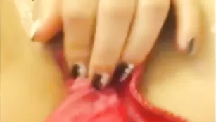 Шальная детка сует трусики в пилотку bestsquirt