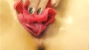 Шальная детка сует трусики в пилотку bestsquirt