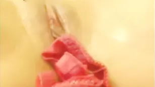 Шальная детка сует трусики в пилотку bestsquirt