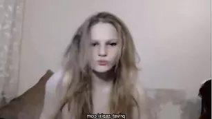 Сочная блондинка hotToraley занимается фистингом