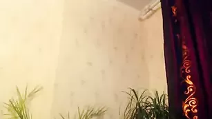 Влажная девочка Flamy обнажает большие сиськи