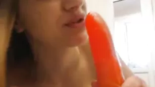 Грудастая блудница bobs4you облизывает страпон