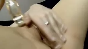 Блестящая нимфа SexySabotage выебала пилотку страпоном