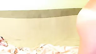 Черноволосая шмара MaggaBB демонстрирует свои прелести