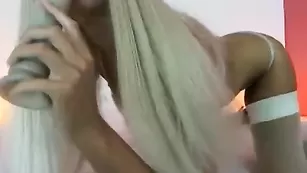 Сексуальная штучка MartaStar облизывает страпон