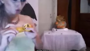 Грудастая проказница Alinn1 обнажается до трусиков