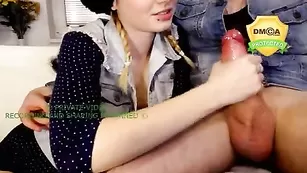 Шикарная lea_spunks мастурбирует киску и большой хуй