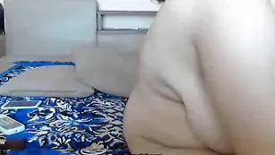 Приятная angel4love ласкает бритую письку