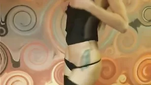 Пылкая девка GoldyBlond сует палец в очко