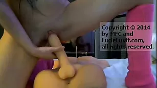 Стройная самка выебала киску самотыком