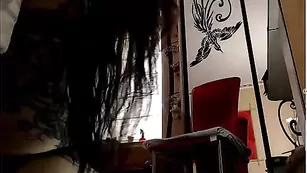 Татуированная шлюха Aspasia вертит большой попой