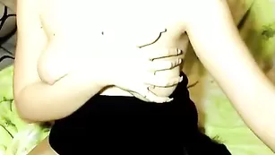 Яркая малышка Amirared ласкает киску пальчиками