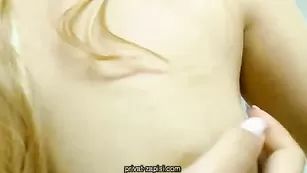 Белобрысая кокетка SexyWildAngel ласкает грудь