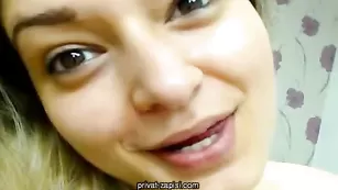 Белобрысая кокетка SexyWildAngel ласкает грудь