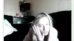 Светловолосая Piano_girl нежно тискает пизду
