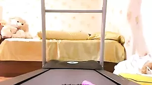 Спортивная девка Kaprisya мастурбирует пилотку