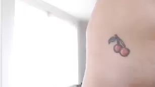 Грудастая нимфа демонстрирует бритые дырочки