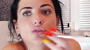 Черноволосая соска cekazzzznie принимает ванну