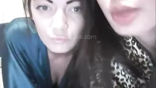 Шальные бабенки wetcat раздеваются перед камерой