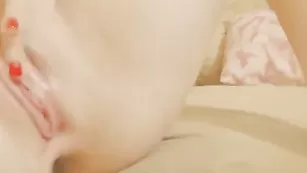 Нежная леди Tasha000 трахает киску пальчиками