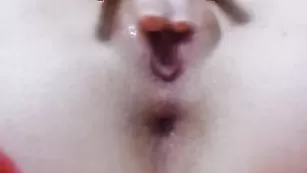 Худенькая шлендра GoldenJannet ласкает мокрую письку