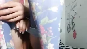 Черноволосая angelsexyhot показывает пизденку