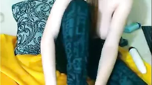 Грудастая куколка Ericca сексуально раздевается