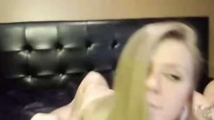 Девочка с татуировками xxxbrexxx отсасывает дилдо