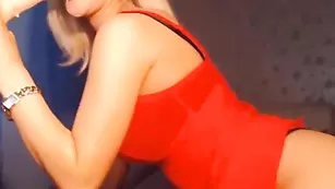 Озорная курва silviax облизывает дилдо