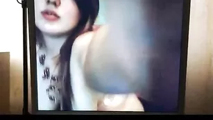 Сладенькая штучка ellasweety дрочит бритую киску