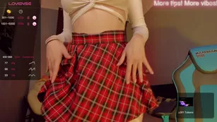 Your-Alice показала под юбкой школьницы свои сладкие дырочки