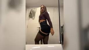 Syka001 в чулках соблазняет горячим задом