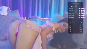 -SexyBounty- позирует своей сладкой попкой