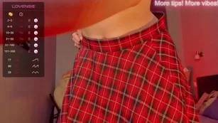 Your-Alice снимает юбку и эротично танцует в трусиках