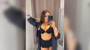 Syka001 еле сдержалась чтобы не закричать от оргазма в примерочной